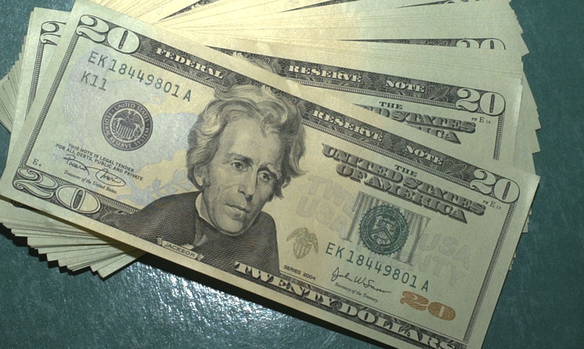 O dólar comercial encerrou esta sexta-feira (5) vendido a R$ 4,988 – Crédito: Marcello Casal Jr/Agência Brasil