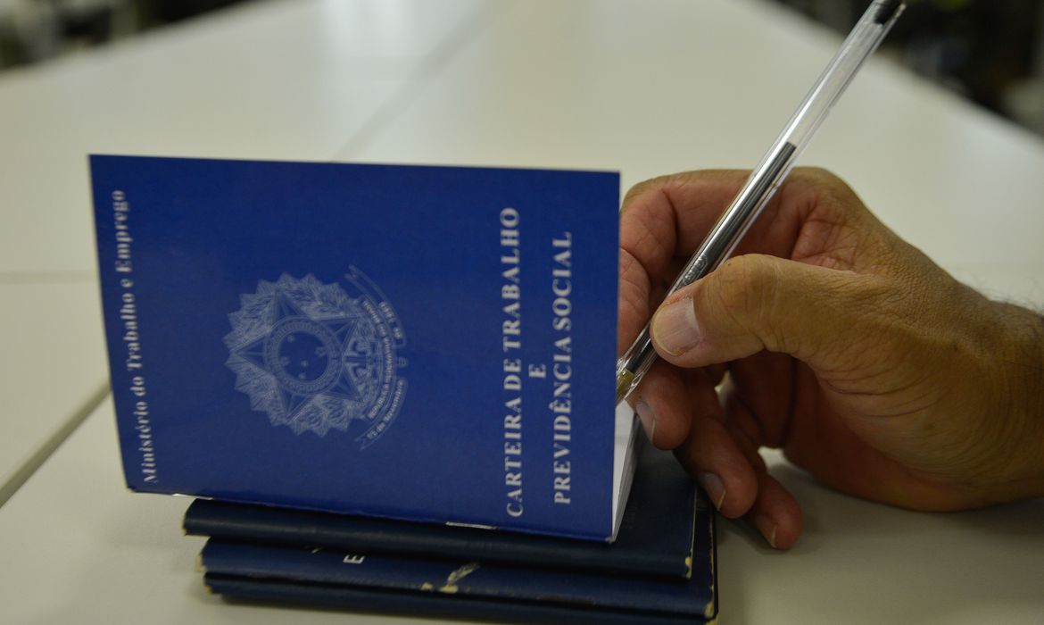 Abono começa a ser pago no dia 30 de junho – Crédito: Marcello Casal Jr./Agência Brasil 