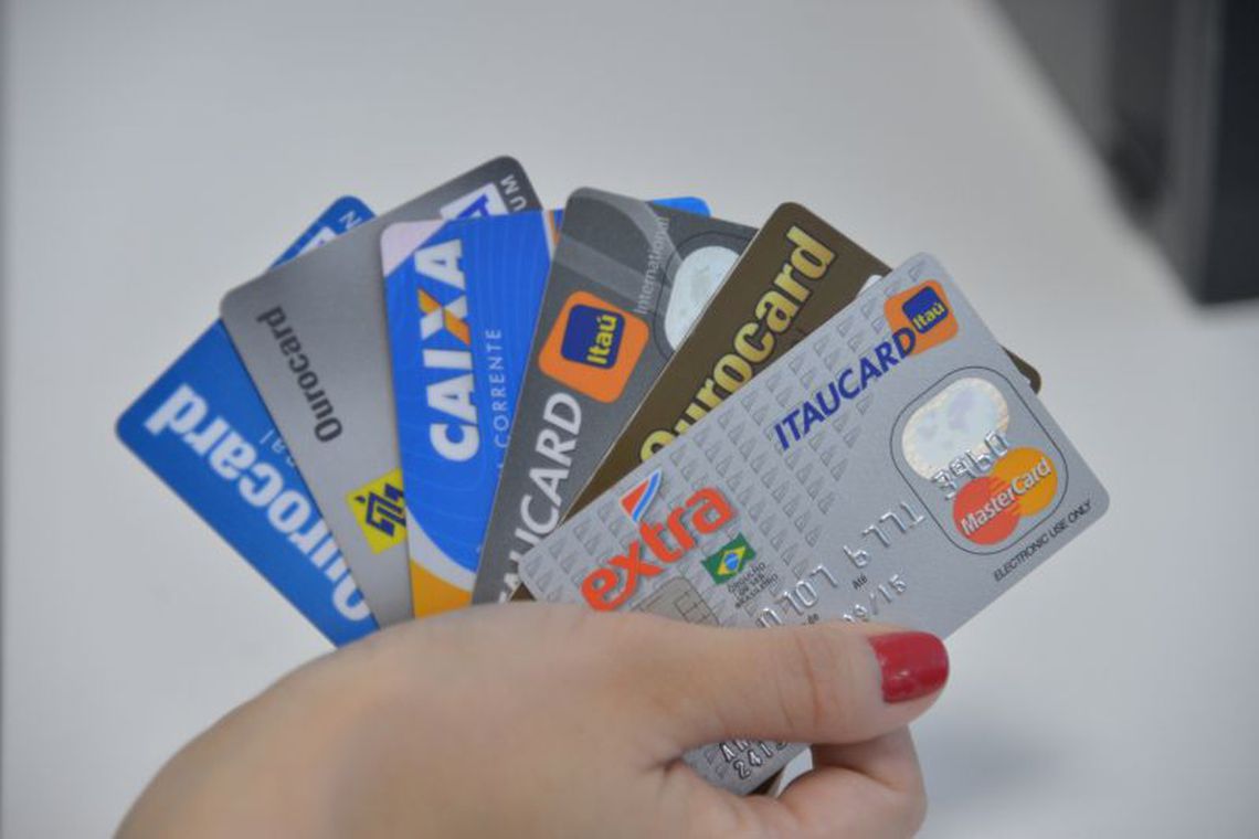 As taxas do cheque especial e do rotativo do cartão são as mais caras entre as modalidades oferecidas pelos bancos - Foto Agência Brasil. 