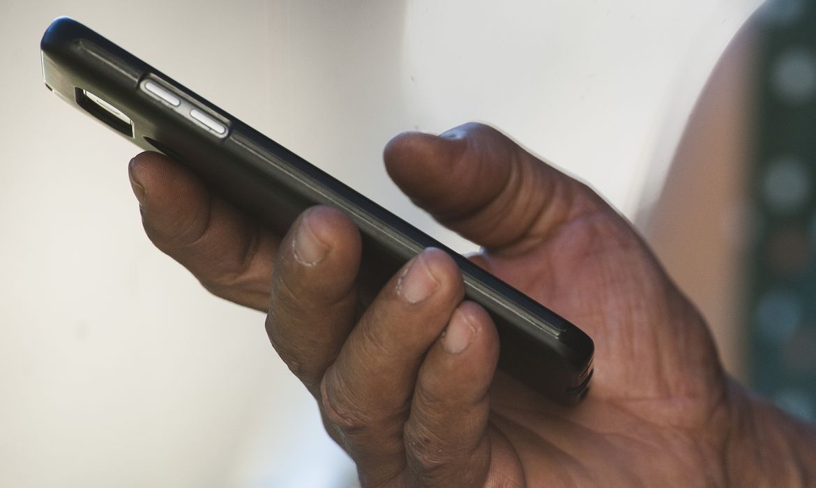 Acesso internet pelo celular – Crédito: Marcello Casal Jr./Agência Brasil 