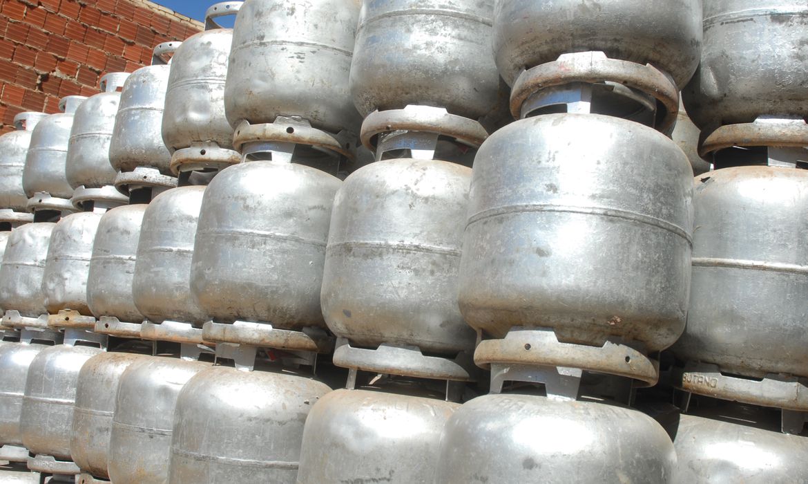 Dez mil cargas para botijões de gás de cozinha, serão distribuídas a comunidades em situação vulnerável – Crédito: Marcello Casal Jr./Agência Brasil 