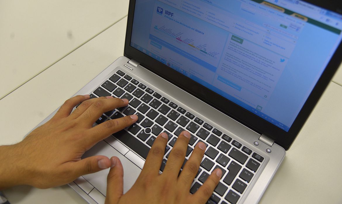 Para saber se teve a declaração liberada, o contribuinte deverá acessar a página da Receita Federal na internet – Crédito: Marcello Casal Jr/Agência Brasil 