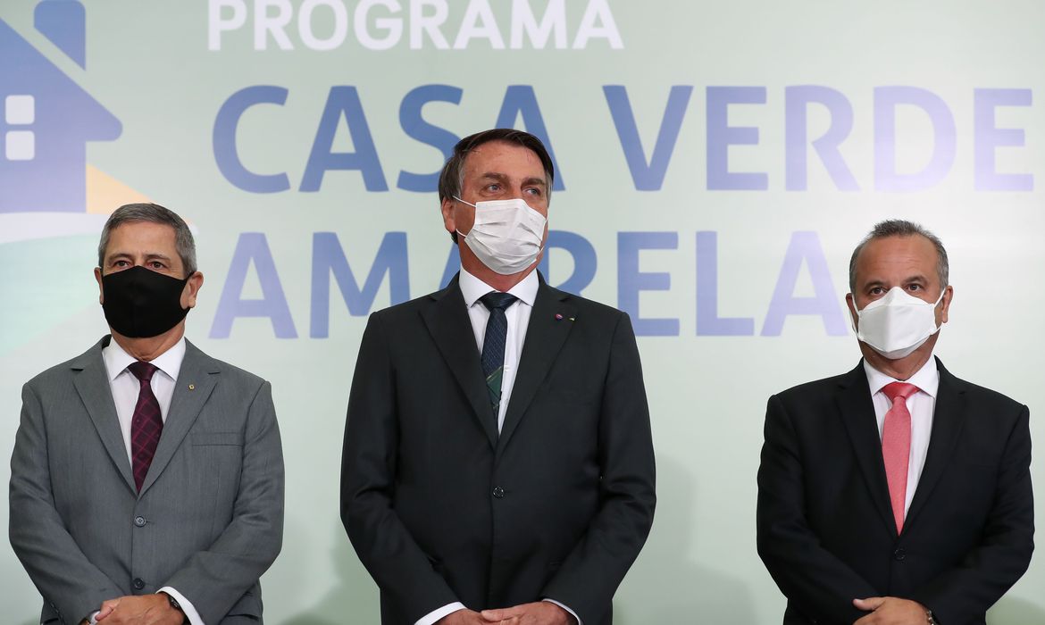 Durante cerimônia no Palácio do Planalto, o presidente Jair Bolsonaro assinou a medida provisória que cria o programa – Foto: Marcos Corrêa/PR