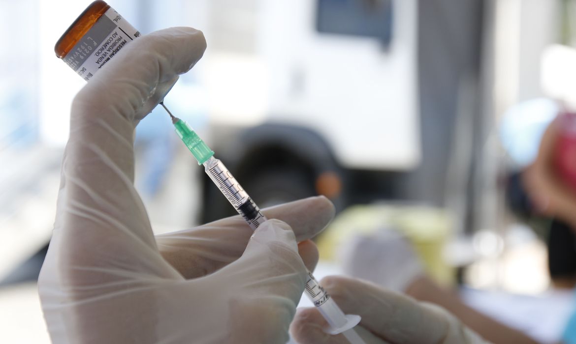 A pandemia de covid-19 aumentou a disseminação de fake news sobre vacinação – Crédito: Tânia Rêgo/Agência Brasil 