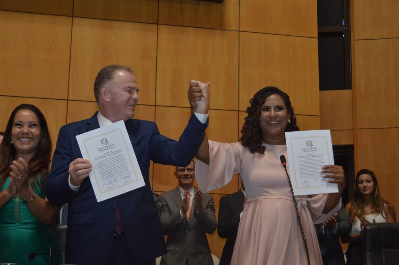 Renato Casagrande e sua vice, Jacqueline Moraes, tomaram posse hoje (1º) em cerimônia na Assembleia Legislativa do Espírito Santo - Foto: Divulgação. 