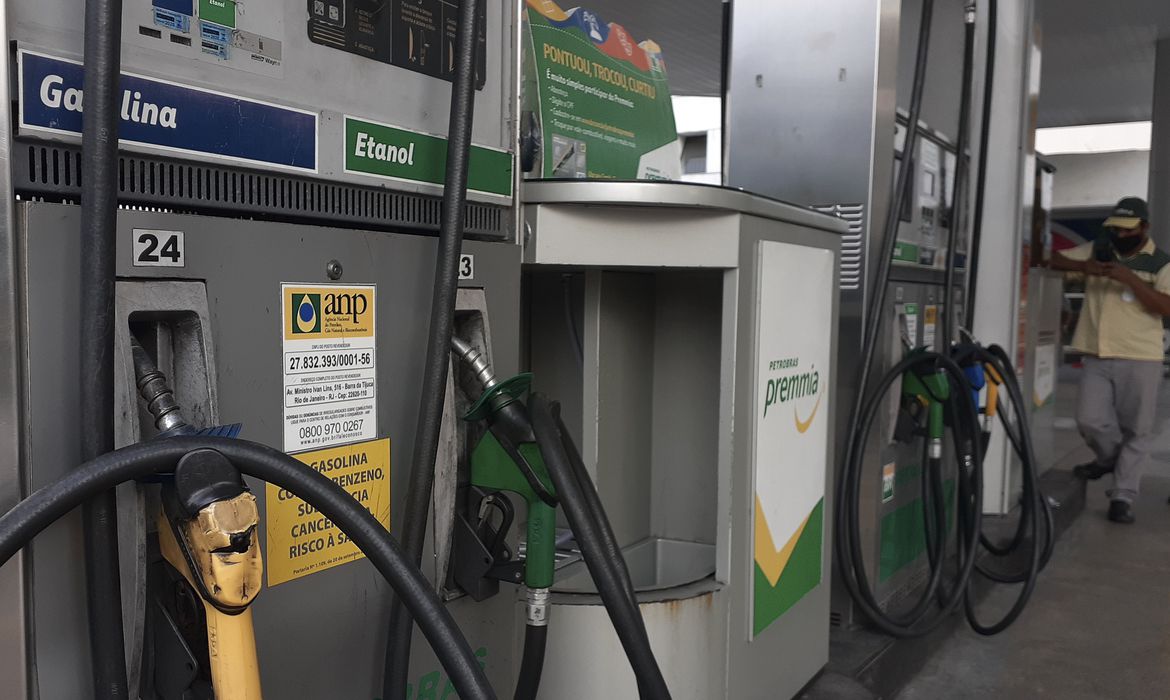 Ao todo, em 2020 a gasolina teve 35 reajustes e o diesel 28 – Crédito: Fernando Frazão/Agência Brasil 