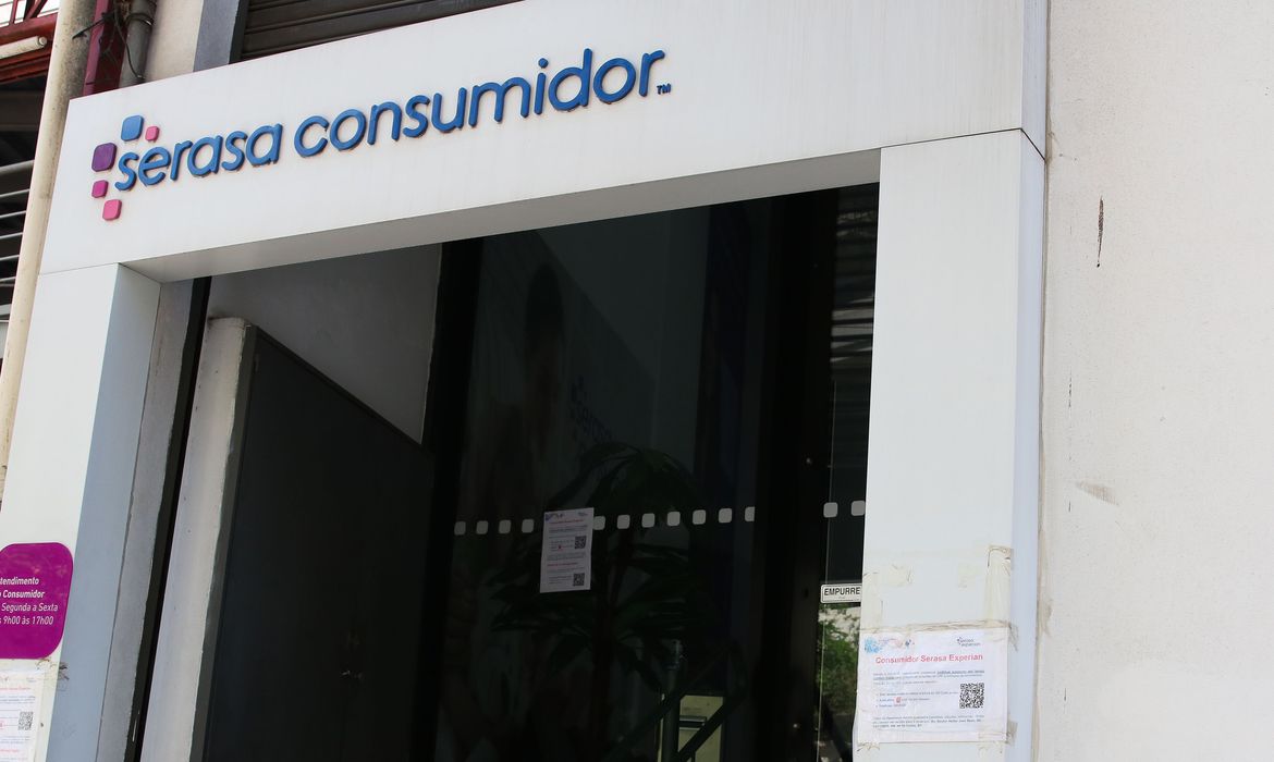 Segundo a Serasa, o Brasil tem atualmente 62,7 milhões de pessoas com dívidas em atraso – Crédito: Rovena Rosa/Agência Brasil 
