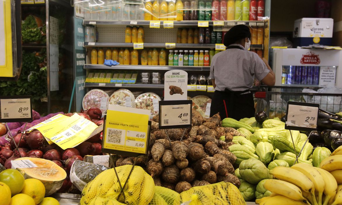 Alta no preço dos alimentos pressionou a inflação dos mais pobres em outubro – Crédito: Tânia Rêgo/Agência Brasil 