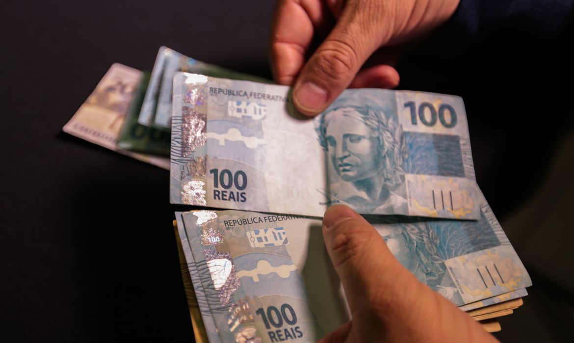 Trabalhadores com jornada de trabalho reduzida devem receber as parcelas de 13º e férias com valor integral – Crédito: Marcello Casal Jr/Agência Brasil 