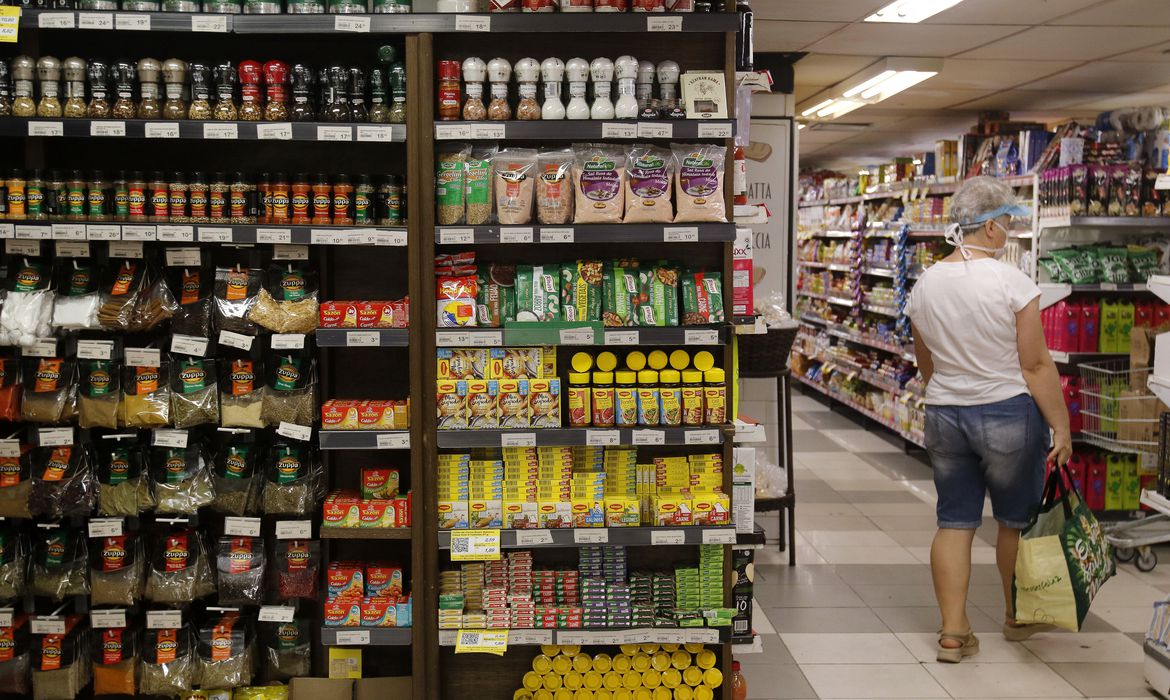 Alimentação e gasolina tiveram destaque na alta dos preços – Crédito: Tânia Rêgo/Agência Brasil 