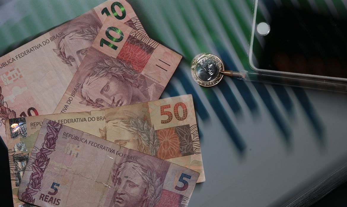 Novo mínimo de R$ 1.212 já está valendo - Crédito: Marcello Casal Jr/Agência Brasil 