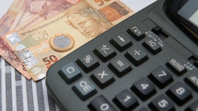 Com planejamento, organização e um pouco de sacrifício é possível deixar as contas no azul - Crédito: Agência Brasil 