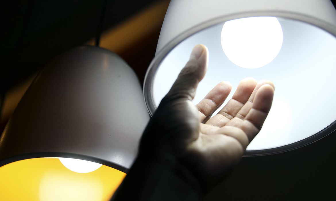 A conta de luz pode ficar mais barata, com o fim a bandeira de escassez hídrica - Crédito - Marcelo Camargo/Agência Brasil