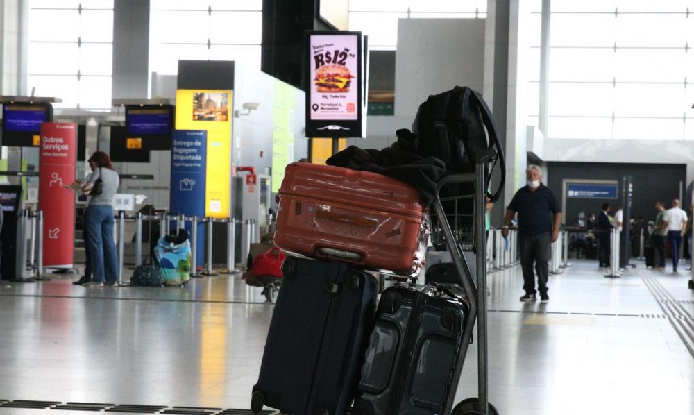 As empresas aéreas cobram um valor à parte no preço da passagem pelas bagagens de 23 quilos em voos nacionais e 32 quilos nos voos internacionais - Crédito: Rovena Rosa/Agência Brasil 
