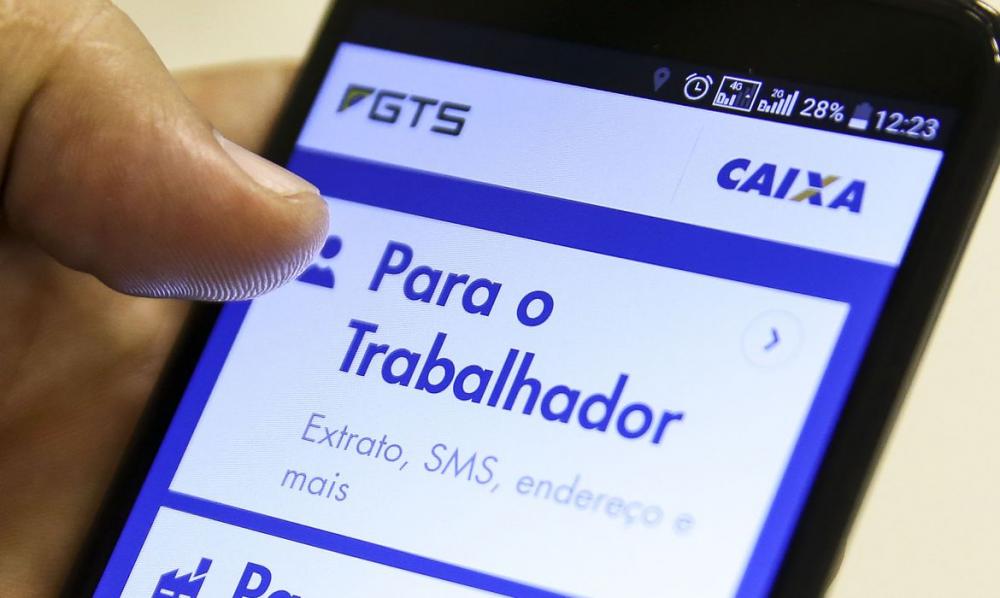  Saque também pode ser feito por meio do app sem a necessidade de deslocamento físico do trabalhador - Crédito: Marcelo Camargo/Agência Brasil 
