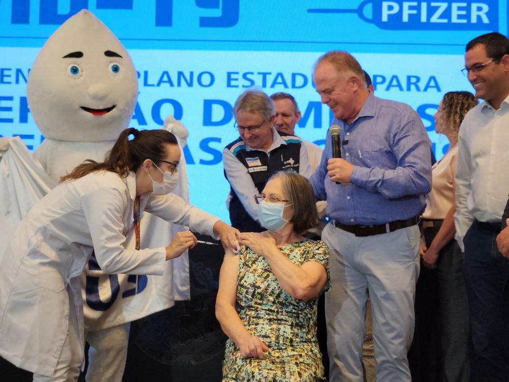  Marina Maria Fernandes de 74 anos, foi a primeira pessoa a ser vacinada durante a solenidade no Palácio Anchieta (Crédito: Hélio Filho/Secom)