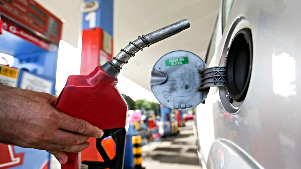  A Petrobras anunciou redução de R$ 0,13 no litro da gasolina vendida a distribuidoras (Crédito: Marcelo Camargo/Agência Brasil) 