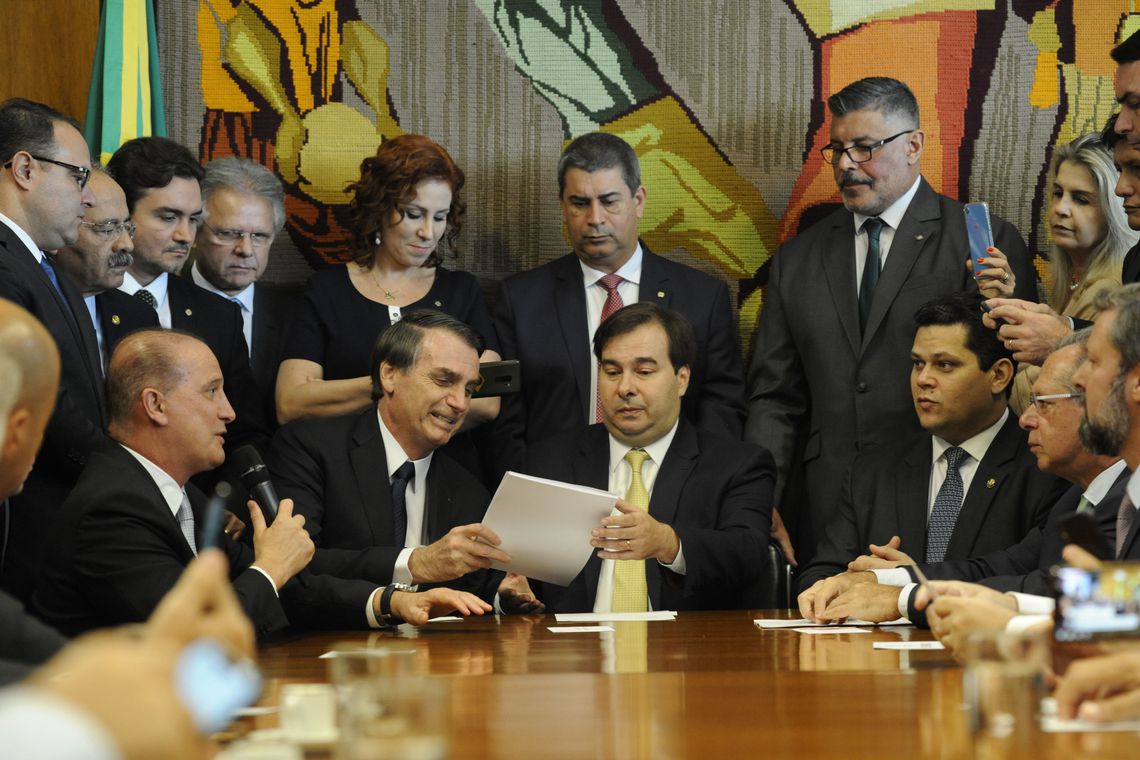 Presidente da Câmara dos Deputados, dep. Rodrigo Maia, recebe do Presidente da República, Jair Bolsonaro o texto da reforma da Previdêcia - Luis Macedo/Câmara dos Deputados. 