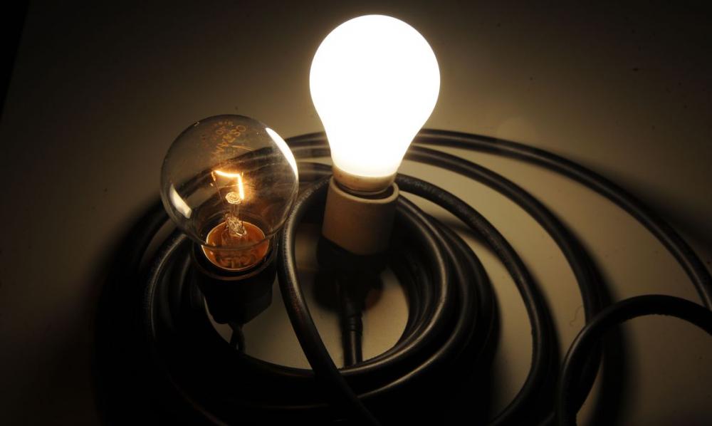 Conta de luz está sem taxas extras desde o fim da bandeira de escassez hídrica (Crédito: Agência Brasil) 