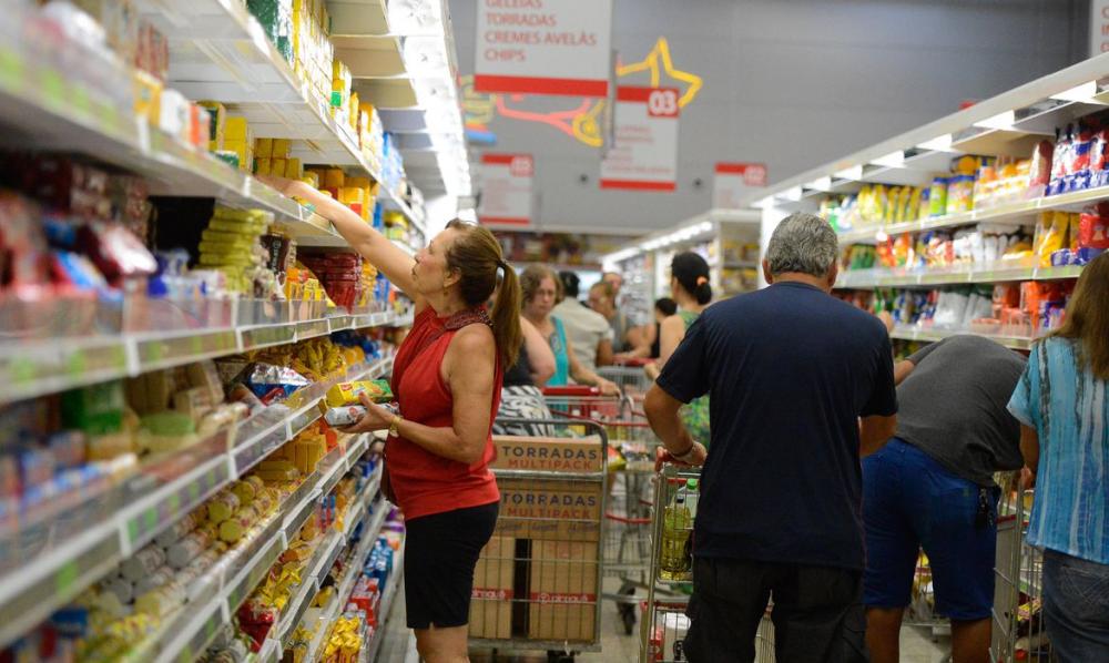 Pesquisa avaliou quase 10 mil alimentos e bebidas das principais redes de supermercados de São Paulo e Salvador (Crédito: Tânia Rêgo/Agência Brasil) 