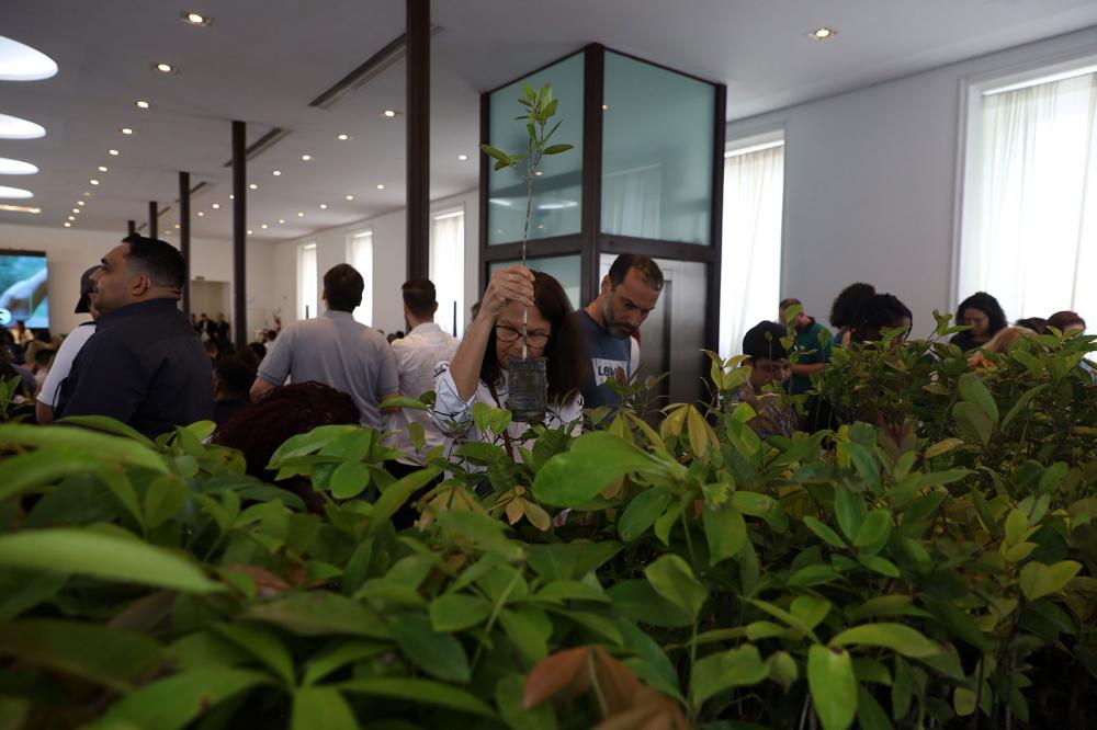Ação começou com a distribuição de 500 mudas para os que estavam presentes durante o lançamento do projeto (Foto: Divulgação/Secom-ES) 