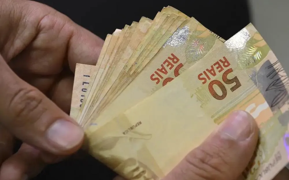 Lula assina decreto que eleva salário mínimo para R$ 1.518