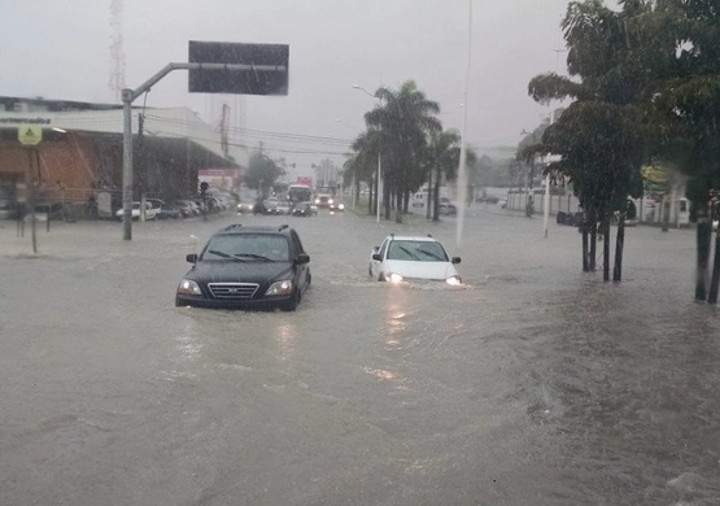 Ruas e avenidas alagadas na grande Vitória (Foto: Tatiana Trancoso Martins/Utilidade Capixaba)