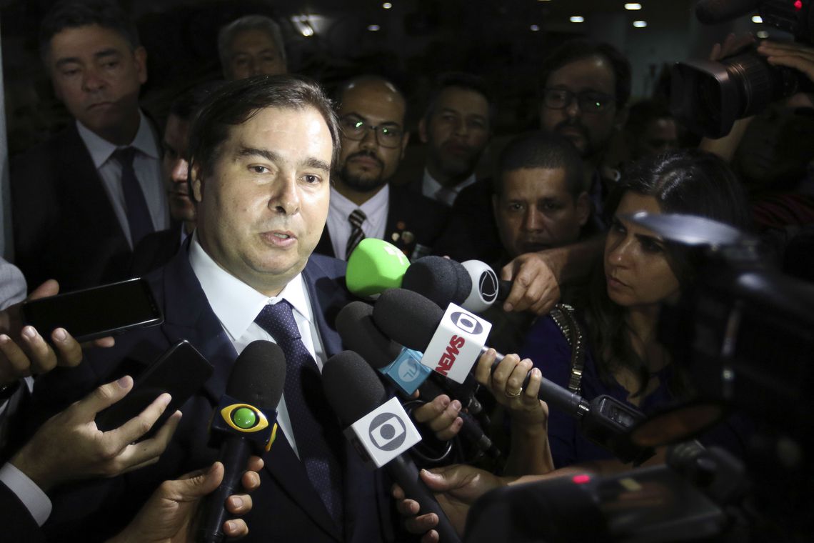 O presidente da Câmara, Rodrigo Maia, fala com jornalistas no salão verde - Fabio Rodrigues Pozzebom/Agência Brasil.