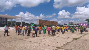Manifestantes pedem que Temer vete o reajuste (Foto: Maiana Diniz/Agência Brasil)
