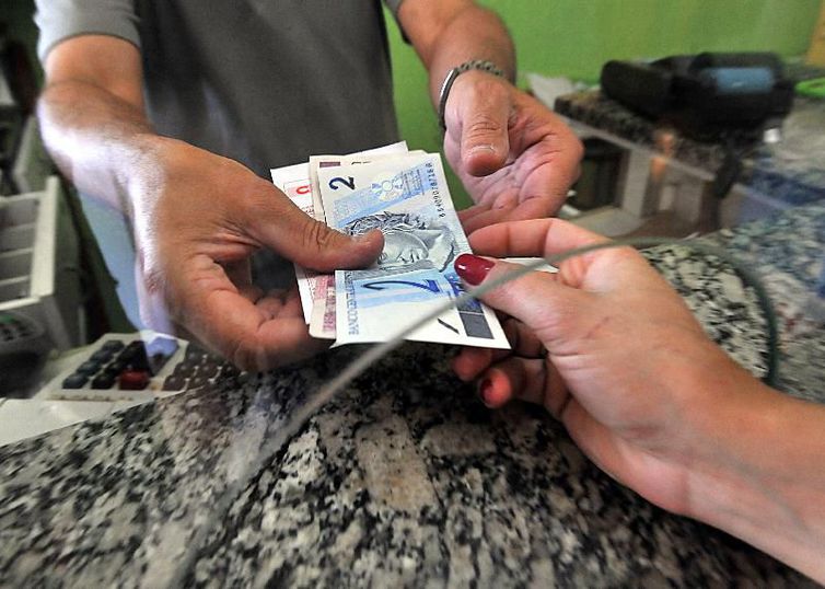 O dinheiro será depositado na conta informada pelo contribuinte na declaração - Foto: Arquivo/Agência Brasil