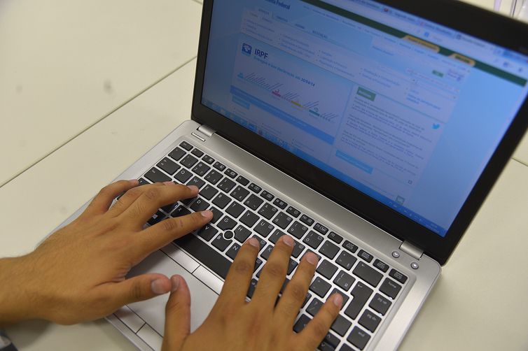 A consulta também pode ser feita pelo telefone 146 ou nos aplicativos da Receita Federal para tablets e smartphones (Foto: Agência Brasil)