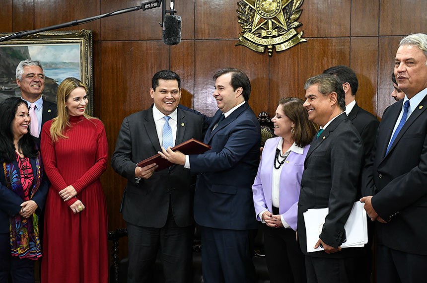 O presidente do Senado, Davi Alcolumbre, recebe de Rodrigo Maia o texto da proposta - Foto: Roque de Sá/Agência Senado