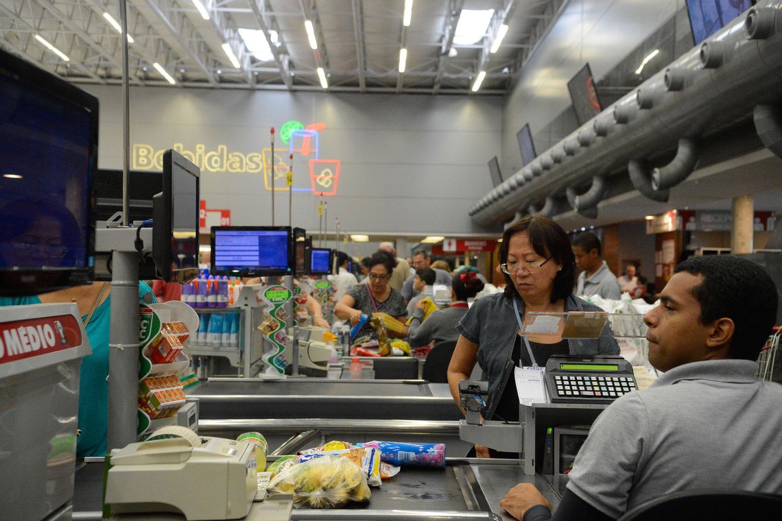 Em novembro, produtos alimentícios tiveram alta de preços - Créditos: Tânia Rêgo/Agência Brasil)