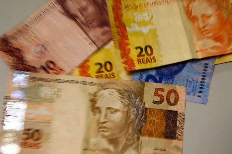 Valor foi fixado pelo governo em R$ 1045 - Crédito: Marcello Casal Jr/Agência Brasil