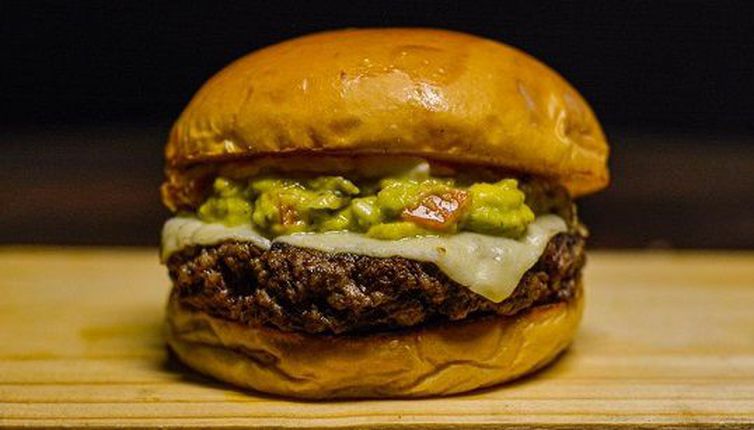 “Novo Burguer” é feito com fibra de caju, proteína de soja, cebola, tomate, pimentão, corante natural e temperos - Crédito: Divulgação / Embrapa