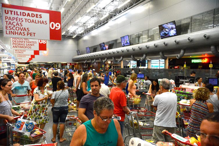 Queda de preços de 0,21% em novembro beneficia consumidores. Em 12 meses, inflação acumula 4,05% (Foto: Tânia Rêgo/Agência Brasil)