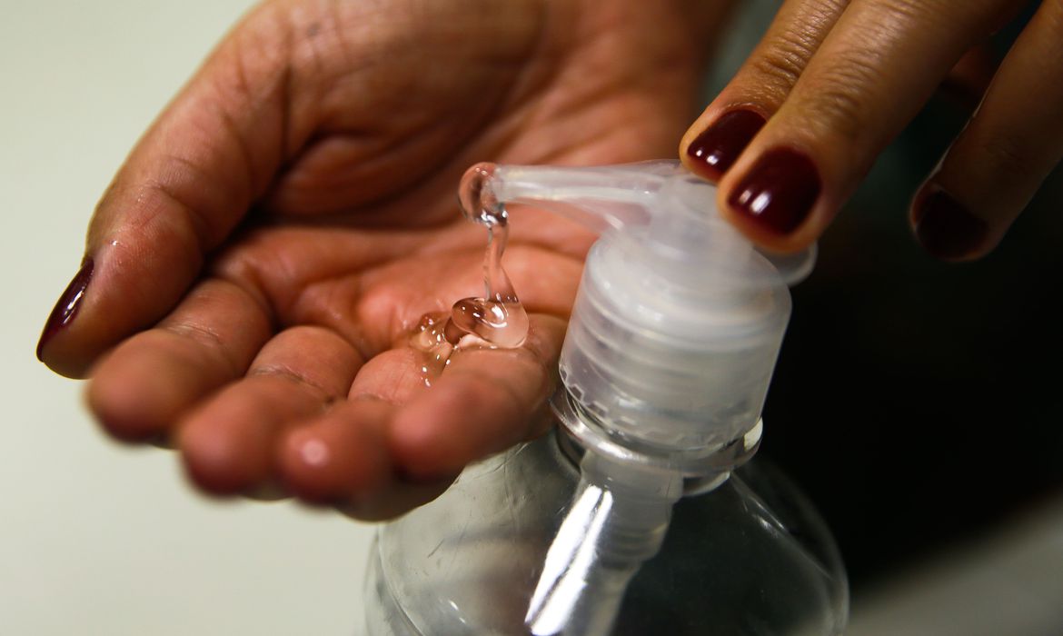 Farmácias de manipulação já podem preparar e vender álcool gel de forma direta ao público - Crédito: Marcello Casal Jr/Agência Brasil 