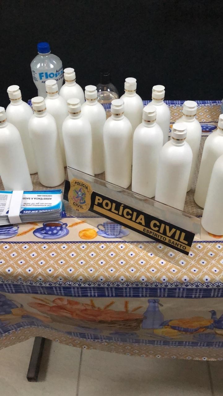 Ao todo, 97 frascos contendo o gel foram apreendidos - Crédito: Polícia Civil/Divulgação