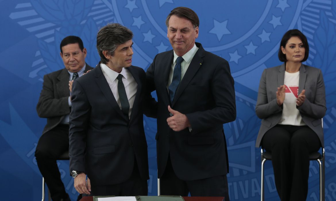 O ministro da Saúde, Nelson Teich e o presidente Bolsonaro, durante solenidade de posse no Palácio do Planalto Crédito: Marcello Casal Jr/Agência Brasil