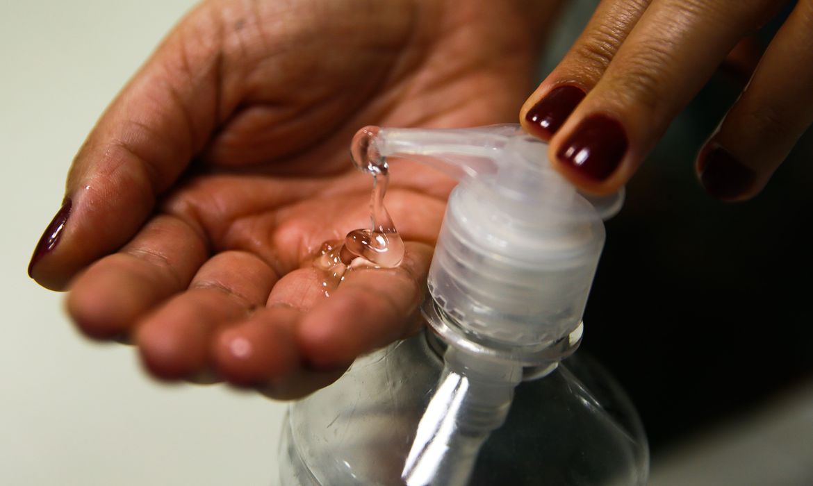 Álcool gel – Crédito: Marcello Casal Jr/Agência Brasil